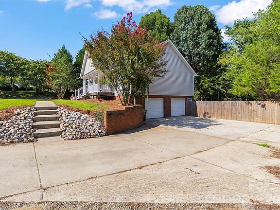 3rd image of 200 Autumn Woods Blvd