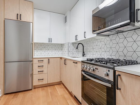 3rd image of 10 W 15th St APT 221