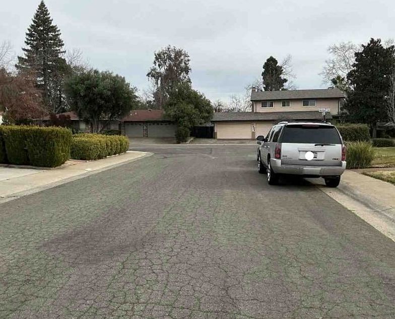 Exterior Neighborhood (street photo)