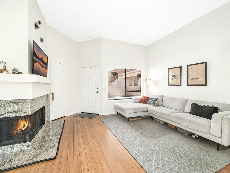 61 Pearl — Photo 2
