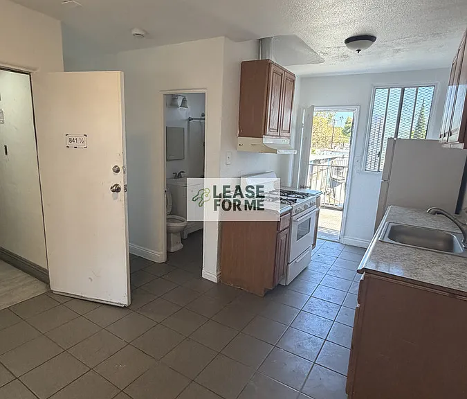 841 W Florence Ave — Photo 13