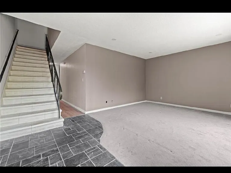 719 Camulos St — Photo 2
