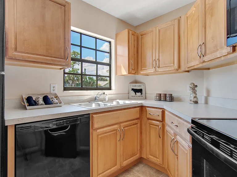 100B Coral Reef Ct N — Photo 7