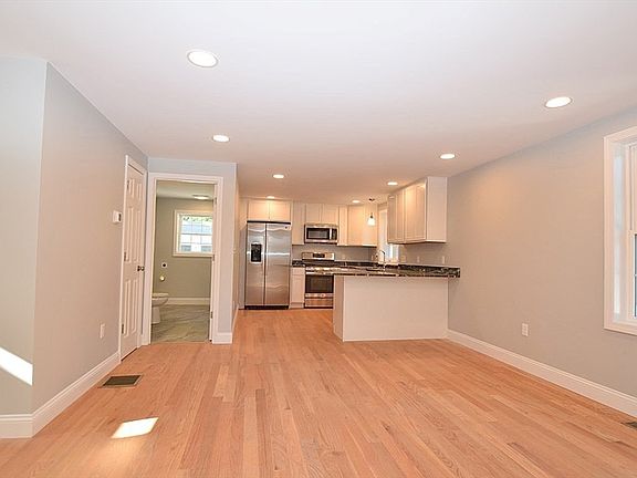 5th image of 11 Moulton St