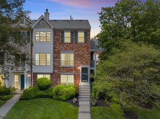 200 Sapphire Ln, Franklin Park, NJ