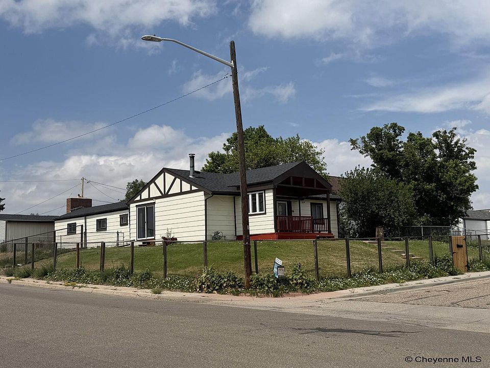 1st image of 800 E 3rd St