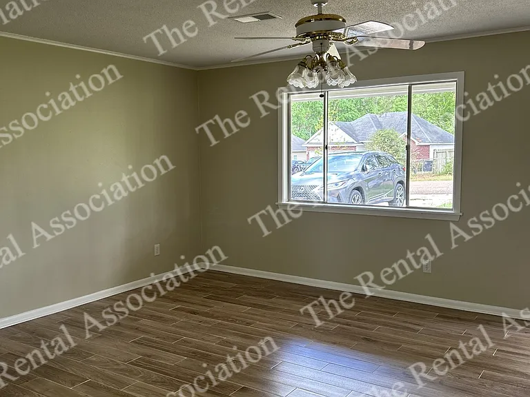 1801 Roosevelt Dr — Photo 2
