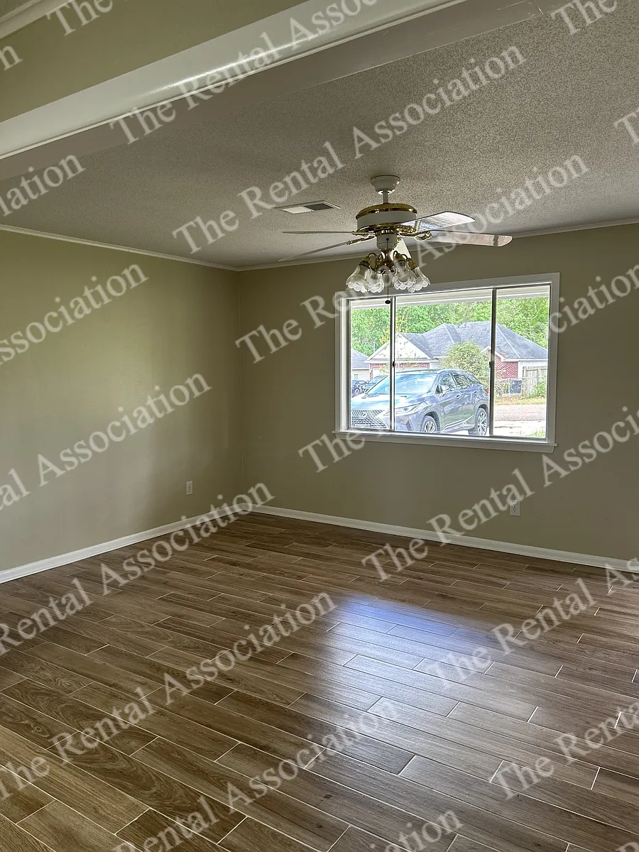 Building Photo - 1801 Roosevelt Dr
