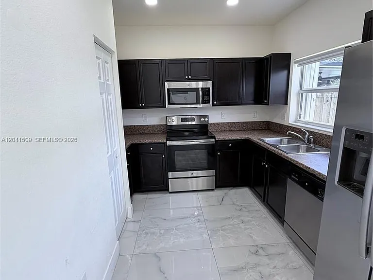 268 SE 31st Ave — Photo 5