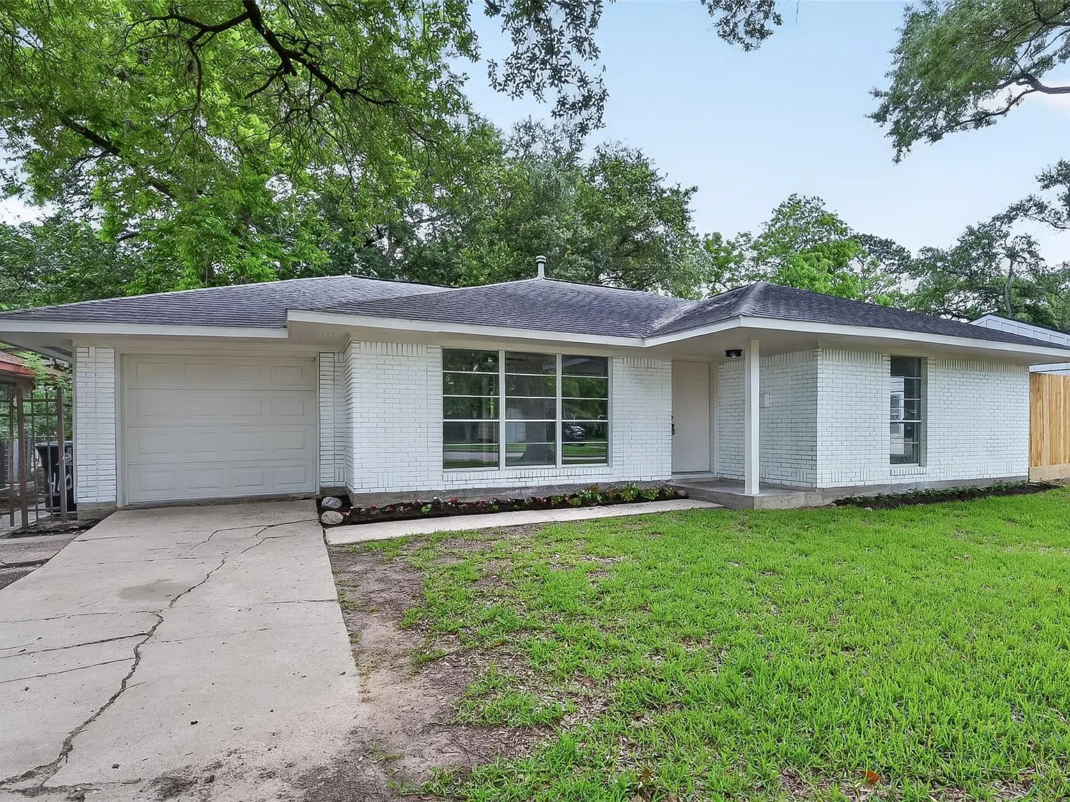 3 bed, 1.0 bath, 1278 sqft, $1,975 — Photo 2