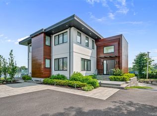 70 Candy Ln, Great Neck, NY 11023