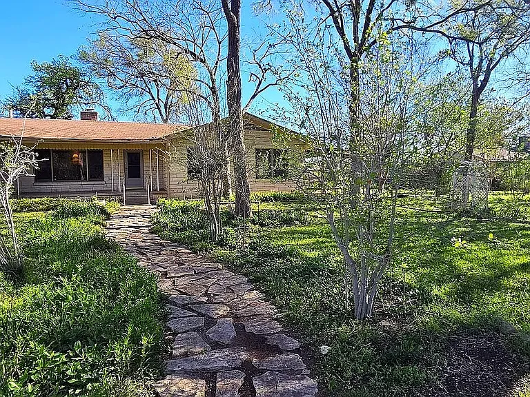 737 Oakdale Dr — Photo 1