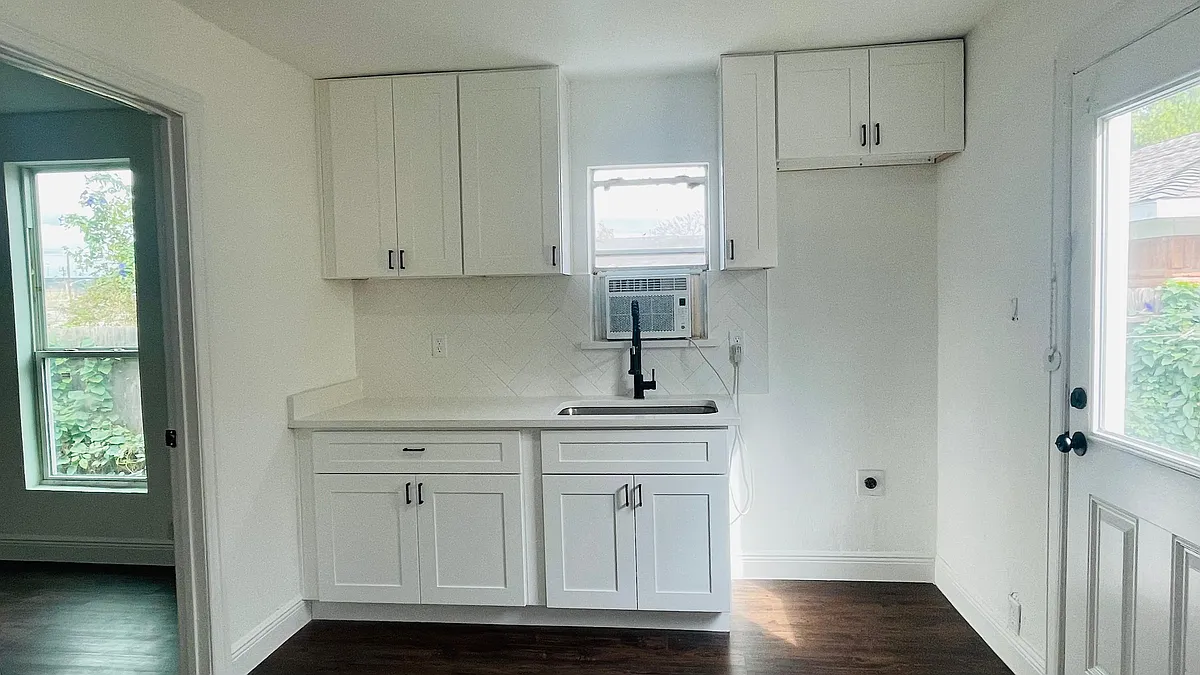 Building Photo - 413 N Live Oak St #3