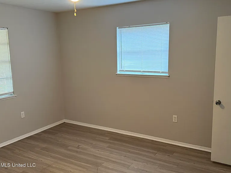 609 Academy Dr — Photo 13