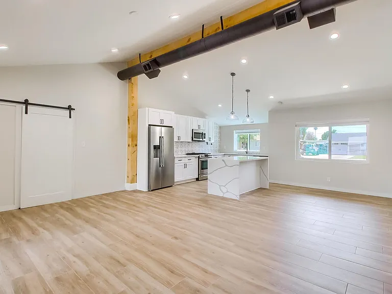 1402 W Berridge Ln — Photo 8