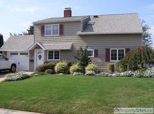 26 Harmony Ln, Westbury, NY 11590