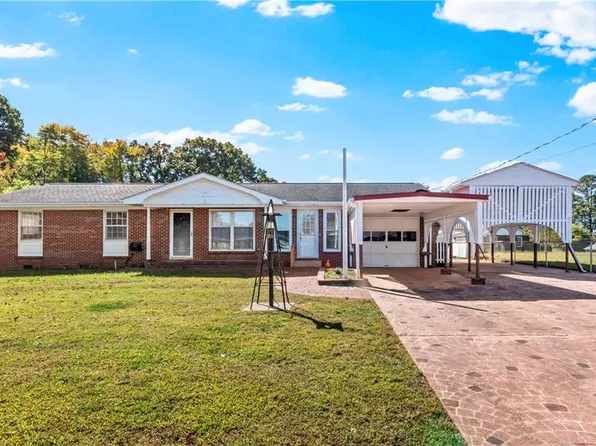 930 Rock Spring Dr, Winston Salem, NC 27105