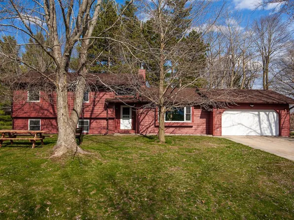 N8419 Swansea DRIVE, Ixonia, WI 53036