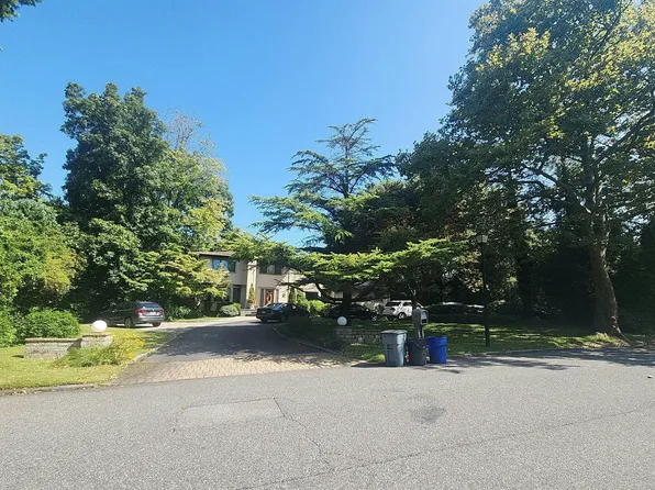 17A Threepence Dr, Melville, NY 11747