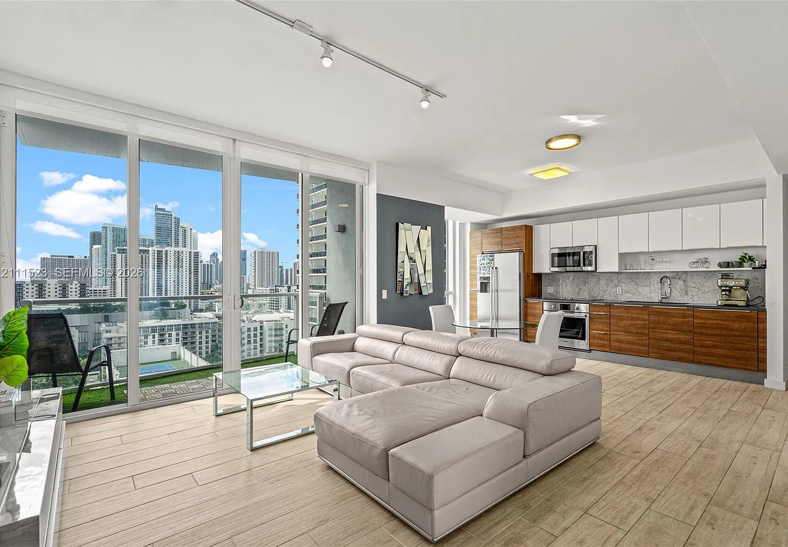 The Crimson Condo — Photo 4