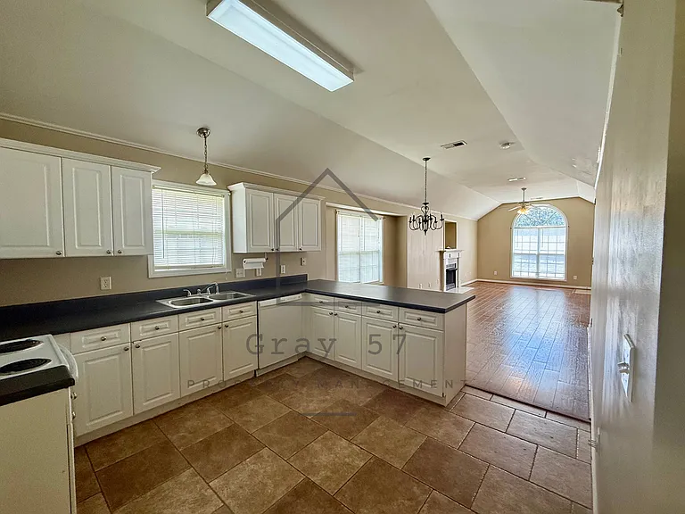 2071 Village Ln — Photo 4