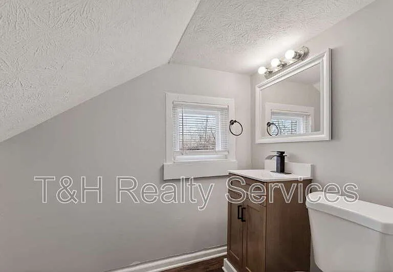 926 W 32nd St — Photo 29