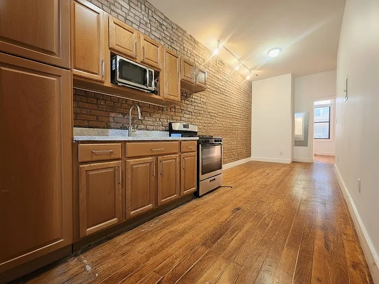 848 Hart St #2A — Photo 3