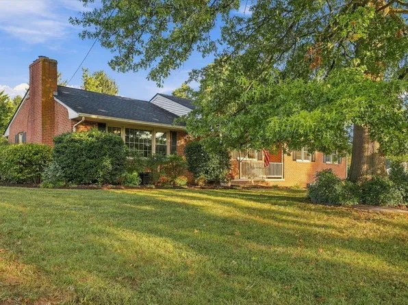 1411 Sunset Ln, Waynesboro, VA 22980