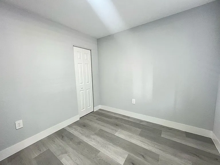 St George Apartments — Photo 31