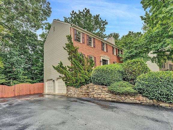 3rd image of 4457 Branderwood Dr