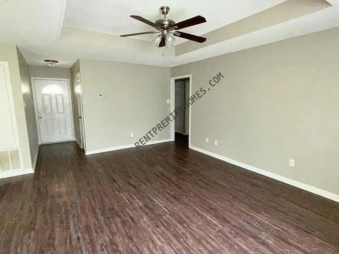 3 bed, 2.0 bath, 1093 sqft, $1,295 — Photo 4