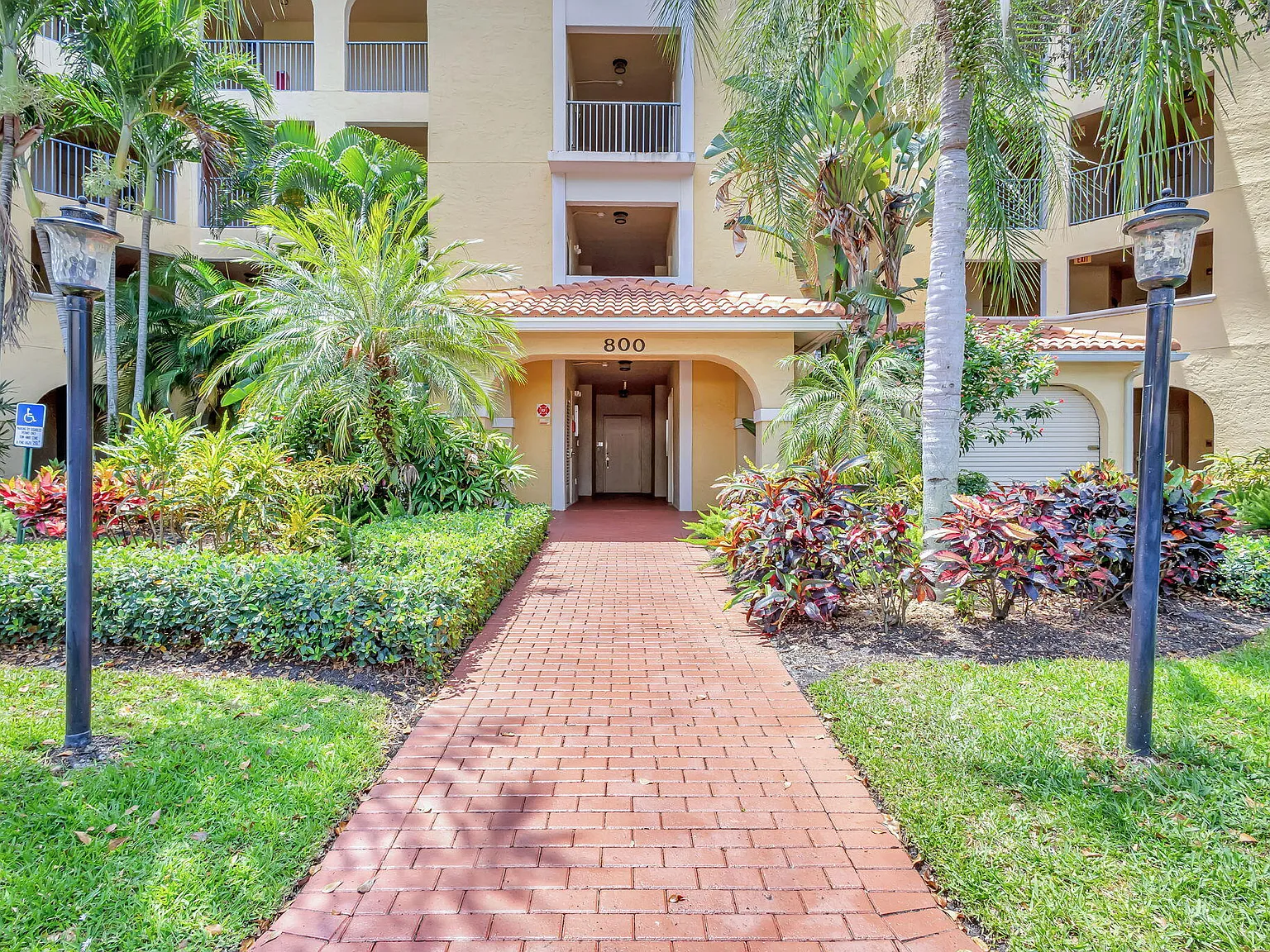 2 bed, 2.0 bath, 1192 sqft, $2,700 — Photo 3