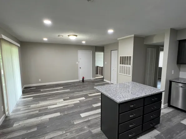 1913 Gascony Parc Dr, Lake Saint Louis, MO 63367