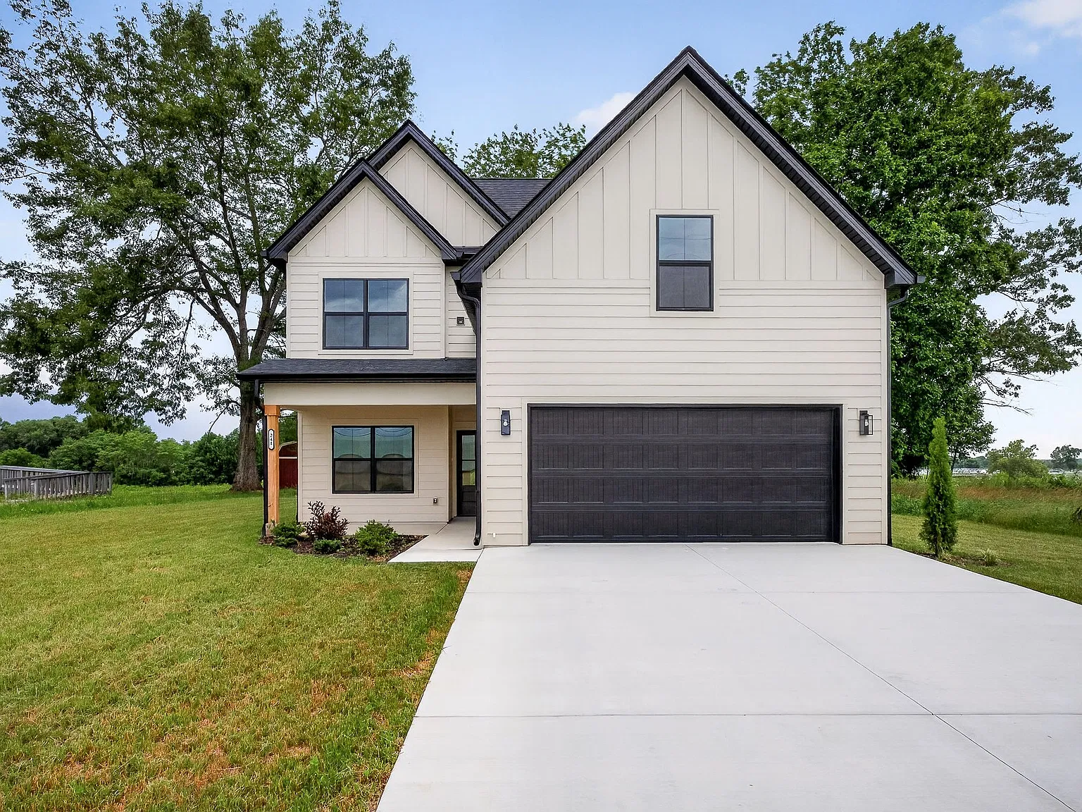 3 bed, 2.5 bath, 1745 sqft, $2,300 — Photo 1