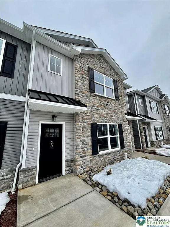 Building Photo - 1411 Greenview Dr #20