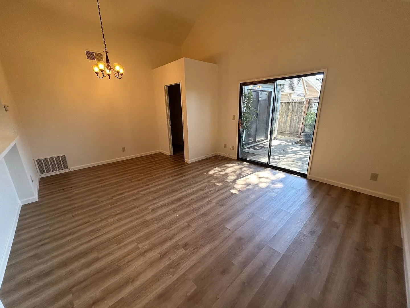 Adorable 1 Bedroom Home in 55+ Cottage Green Community! — Photo 2