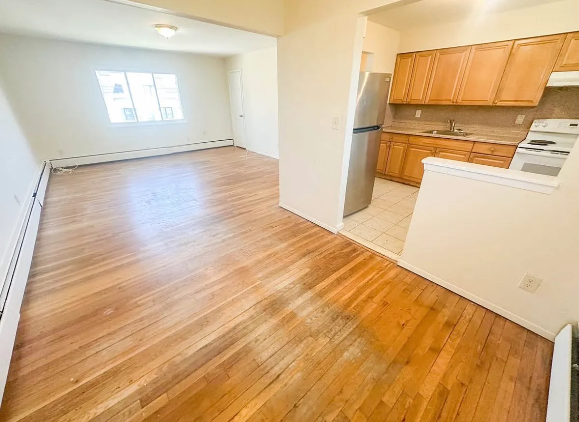 3 bed, 1200 sqft, $3,595 — Photo 3
