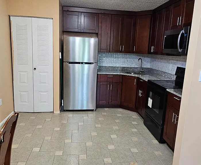 447 Lancaster Ct — Photo 11