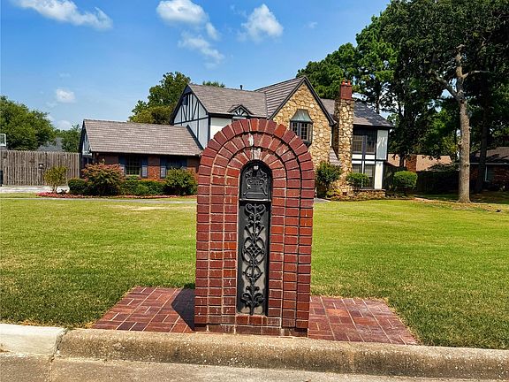 3rd image of 1103 Oakwood Cir