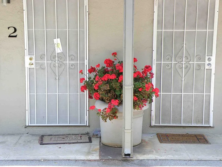 850 Calderon Ave #12 — Photo 9