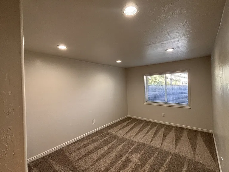 627 E 700 N — Photo 13