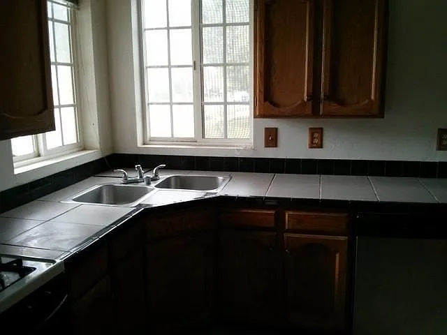 1002 S Ash Ave — Photo 3
