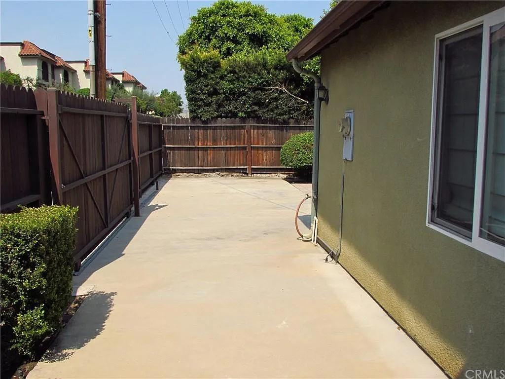 2 bed, 800 sqft, $3,500 — Photo 2