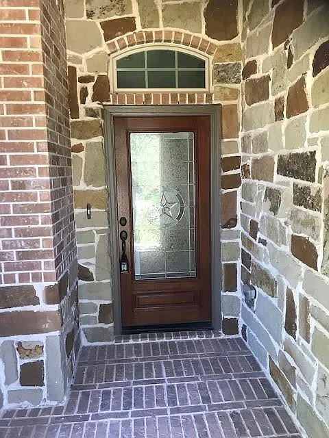 4 bed, 2.0 bath, 2213 sqft, $2,600 — Photo 2