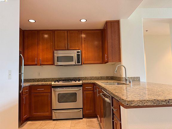 3rd image of 423 7th St Unit 607