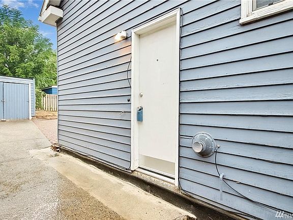 3rd image of 4315 5th Ave NE