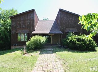 305 Valley Ridge Rd, Blue Grass, IA 52726