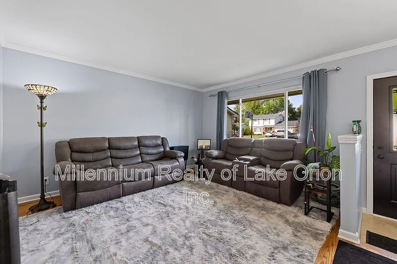 3 bed, 1.5 bath, 1421 sqft, $2,295 — Photo 3