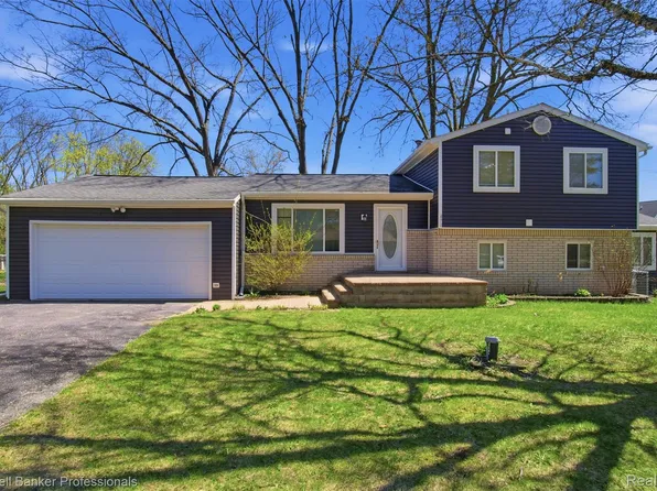 470 Crystalia St, Commerce Township, MI 48382