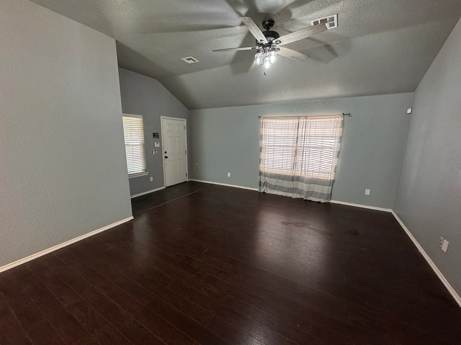 3 bed, 1240 sqft, $1,360 — Photo 2